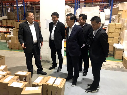 1556183986139291.jpg 集團董事長王達等一行參觀歌德盈香旗下也買酒平臺倉庫.jpg