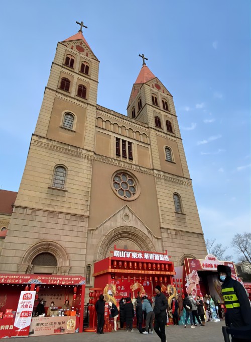 2月1日至2月5日，“好品山東 商行天下”主題的山東消費促進年暨“樂購青島”龍年消費節(jié)在青島中山路海誓山盟廣場舉行。集團旗下“青島”“嶗山”兩個中華老字號品牌，以“千好萬好不如青島 千難萬難不離嶗山”為主題在“中華老字號賀年會”C位設立聯(lián)合特展區(qū)。圖為活動全景(1).jpg